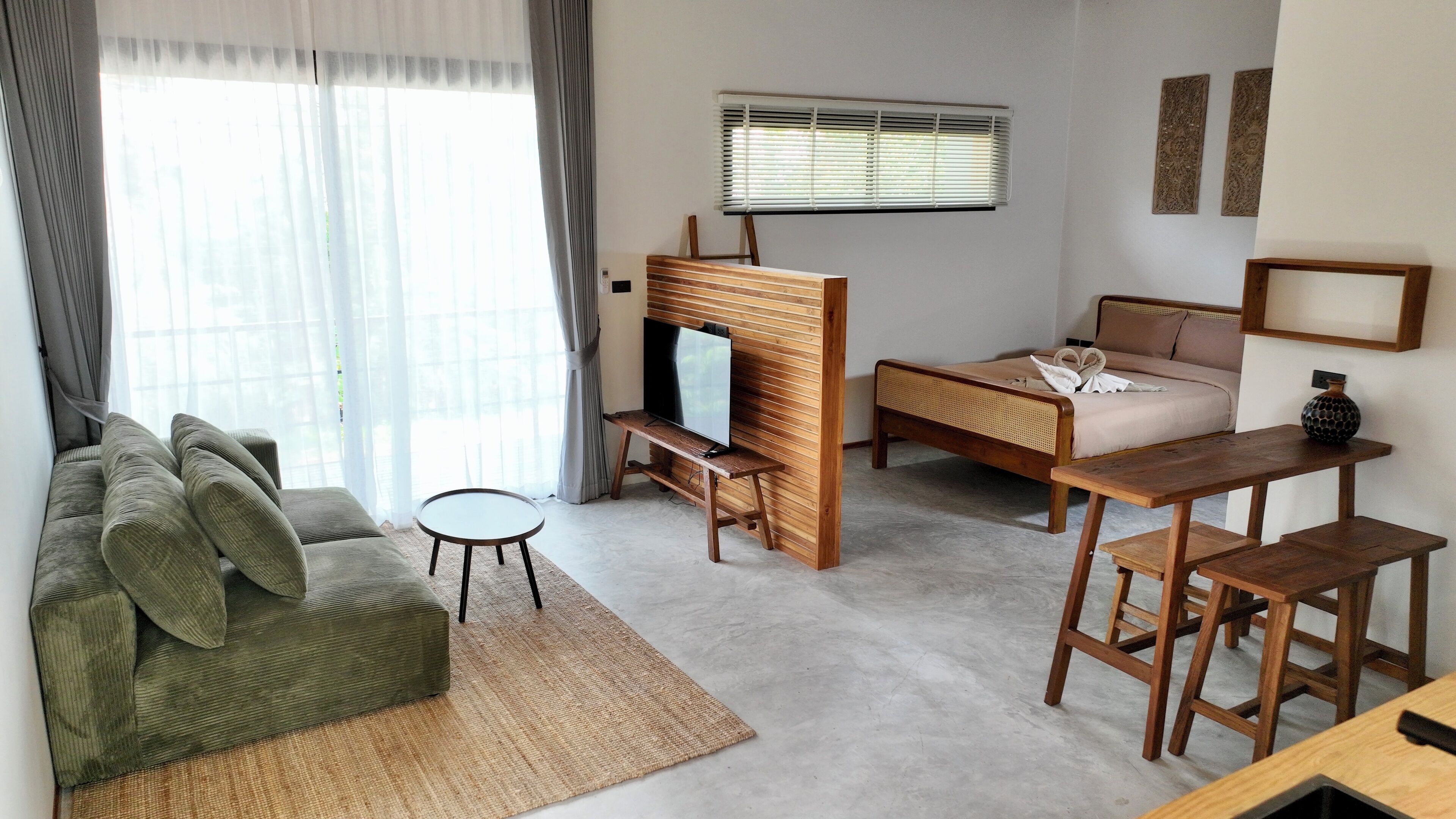 Desk, laptop workspace, free WiFi, bed sheets