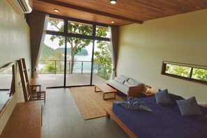 Familienvilla, 2 Schlafzimmer, eigener Pool, Meerblick | Wohnbereich | Smart-TV