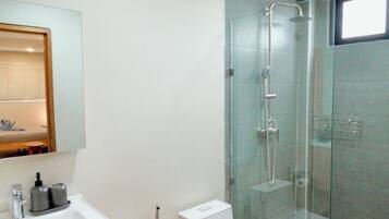 Economy Studio Suite | Bathroom | Shower, towels, soap, shampoo