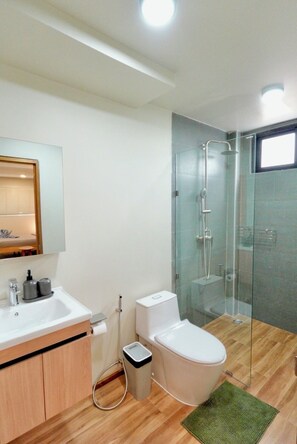 Economy Studio Suite | Bathroom | Shower, towels, soap, shampoo