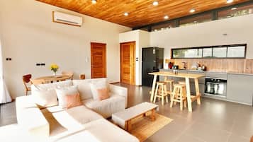 Suite | Desk, laptop workspace, free WiFi