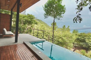 Escritorio, espacio para trabajar con laptop y wifi gratis 