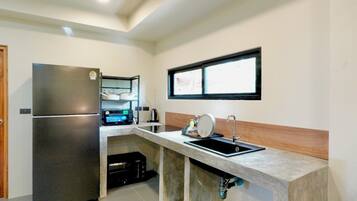 Economy Studio Suite | Private kitchenette | Fridge, microwave, stovetop, cookware/dishes/utensils
