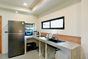 Economy Studio Suite | Private kitchenette | Fridge, microwave, stovetop, cookware/dishes/utensils