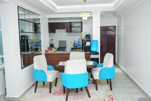 Een koelkast, een microgolfoven, een koffiezetapparaat/waterkoker