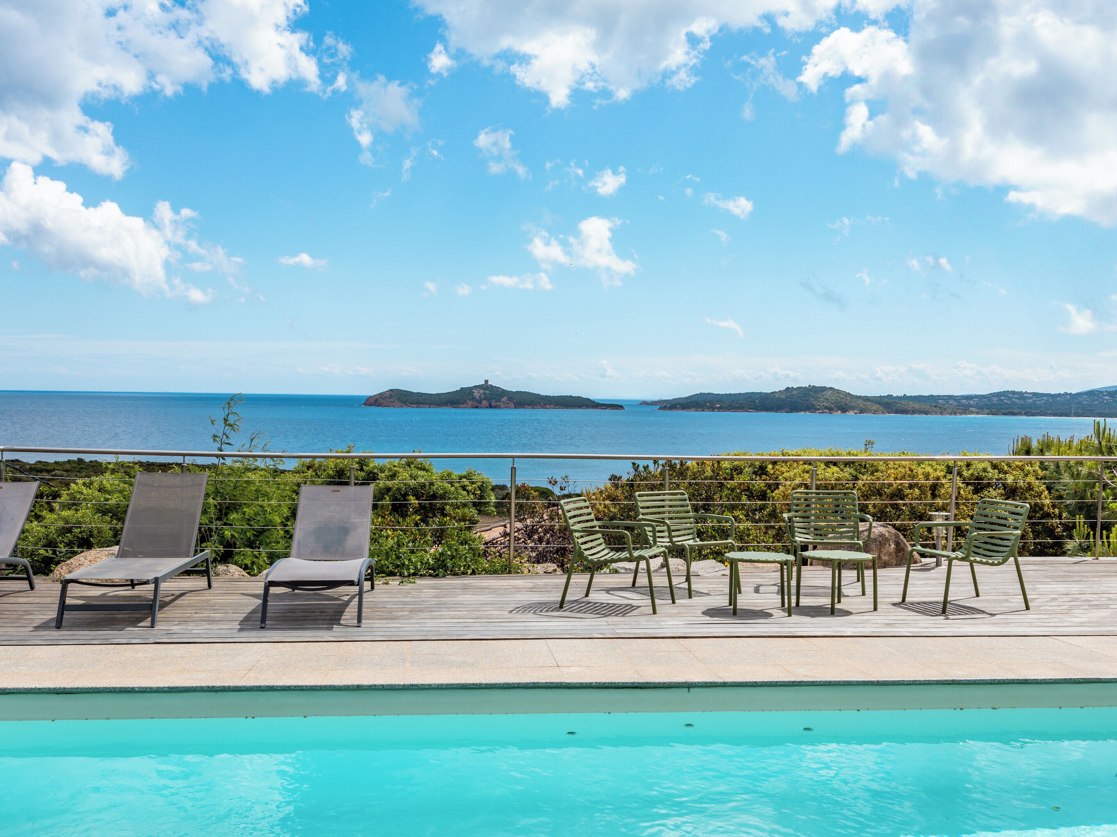 حمّام سباحة مُدفَّأ