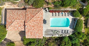 An aerial view of a rooftop with a swimming pool, sun loungers, and a garden area. - Villa Bella Vista Di Pinarello (Zonza)