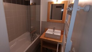 Ein Badezimmer mit Badewanne, Dusche und Waschbecken.