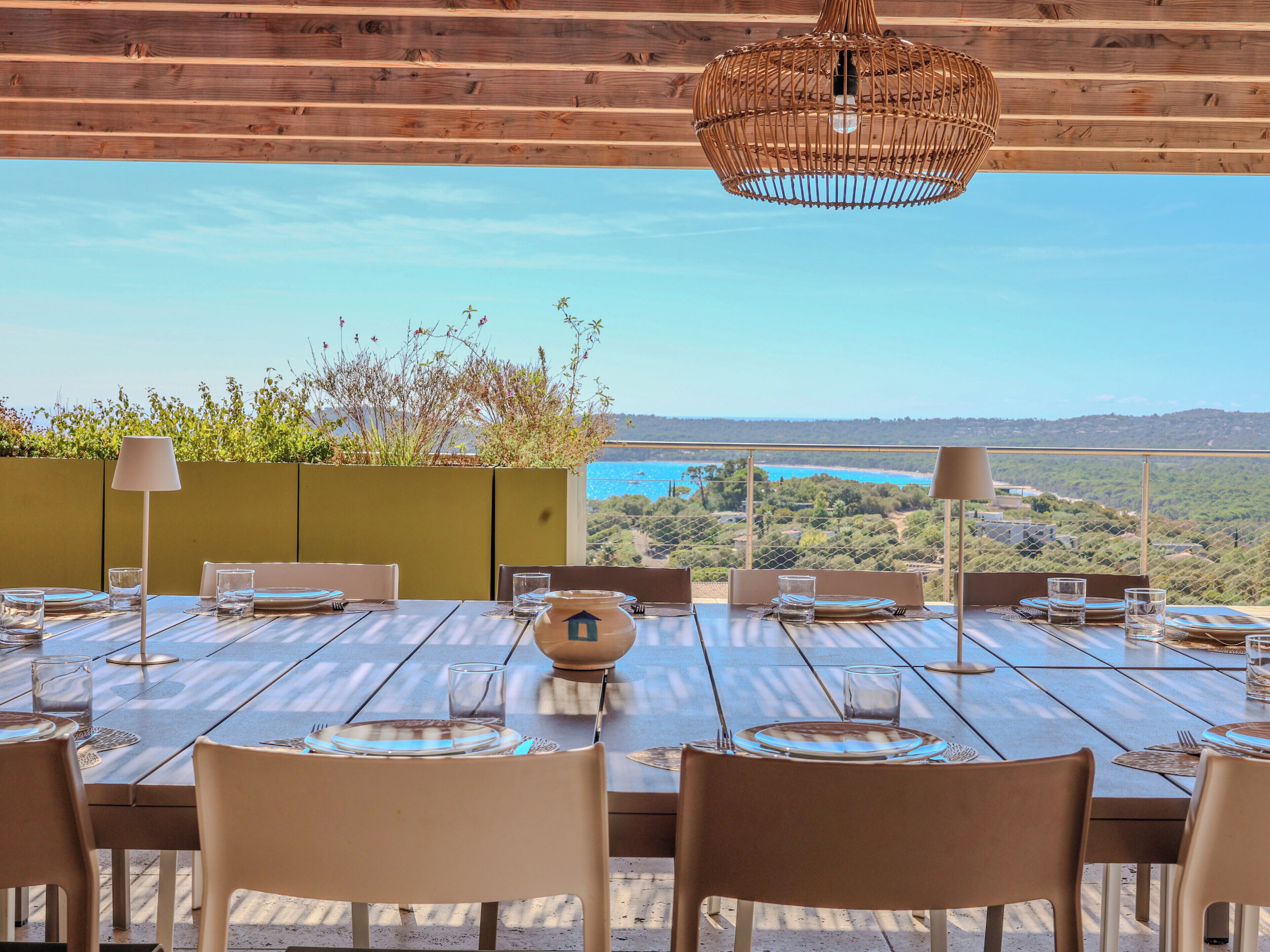 تناول الطعام بالخارج