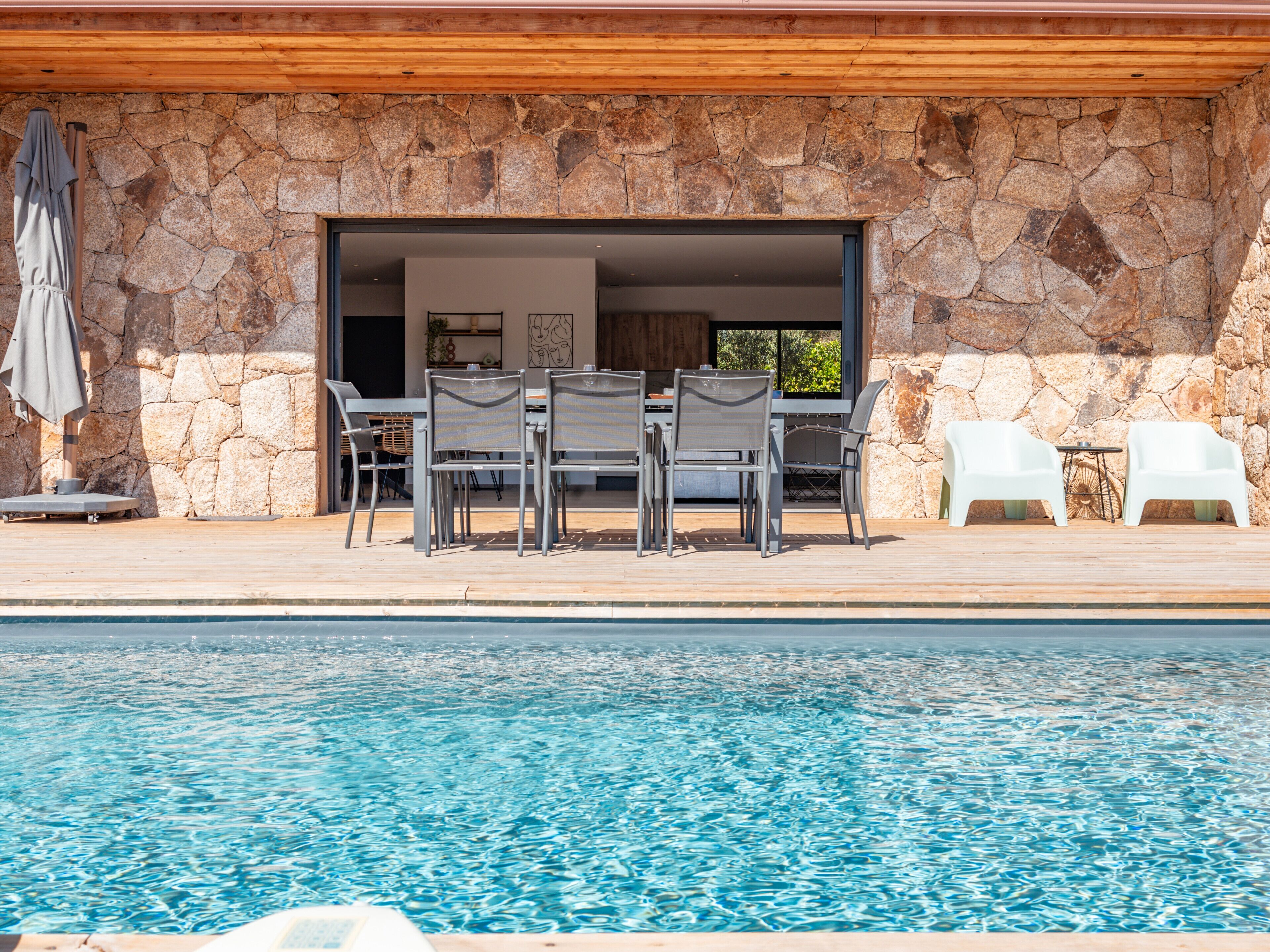 Een verwarmd zwembad