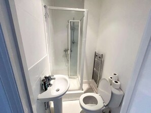 Shower, hair dryer, towels - Bright and Serene Apartment in Notting Hill (Greater London)