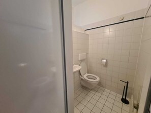 Basic-Apartment | Badezimmer | Duschwanne, kostenlose Toilettenartikel, Haartrockner, Handtücher