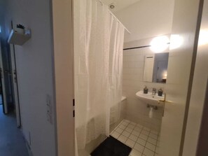 Basic Apartment | Bathroom | Combined shower/tub, free toiletries, hair dryer, towels - Cozy 3BR Apartment Perfect for Groups (Vienna)