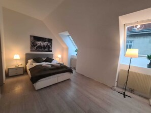 Basic Apartment | Iron/ironing board, free WiFi - Cozy 3BR Apartment Perfect for Groups (Vienna)