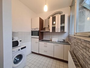 Basic-Apartment | Eigene Küche | Mikrowelle, Ofen, Herdplatte, Kochgeschirr/Geschirr/Besteck