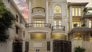 Presidential Villa, 6 Bedrooms, Club Lounge Access, City View | Egyptian cotton sheets, premium bedding, down comforters