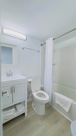 Shower, hair dryer, towels - Boutique on the beach, Studio #101 + Pool (Myrtle Beach)