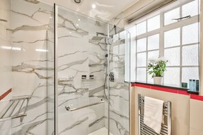 Shower, towels, soap, toilet paper - 3 Bedroom Flat in Marble Arch with lift access (London)