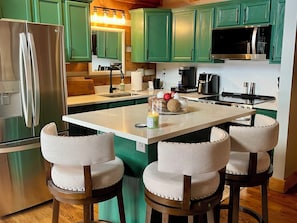 Fridge, microwave, oven, stovetop - 3-bedroom cabin in serene Banner Elk on 8 Acres with Mountain View’s (Banner Elk)