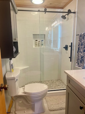 Shower, hair dryer, towels, soap - 3-bedroom cabin in serene Banner Elk on 8 Acres with Mountain View’s (Banner Elk)