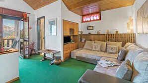 Leilighet – standard, 1 soverom, balkong (Il Balcone Sulle Alpi ski in ski out) | Oppholdsområde | Smart-TV
