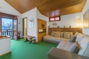 Standard Apartment, 1 Bedroom (Il Balcone Sulle Alpi ski in ski out) | Living area