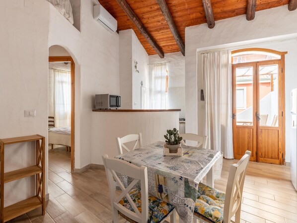 House | Dining - Spacious Holiday Home in La Ciaccia Near sea (Valledoria)