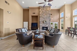 Televisión y chimenea 