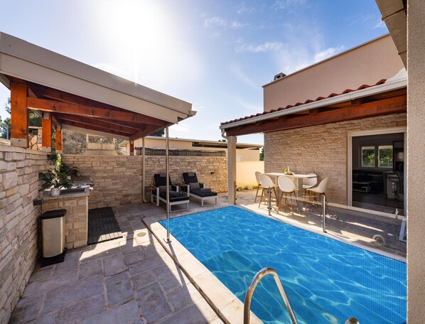 منزل | حمام سباحة | من حمّامات السباحة المغطاة، حمّام سباحة خارجي