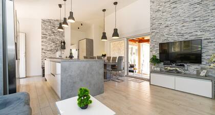 Modern Holiday Home Near the Beaches of Vir