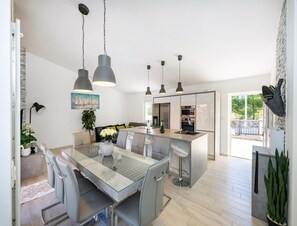 House | Dining - Modern Holiday Home Near Vir Beaches (Vir)