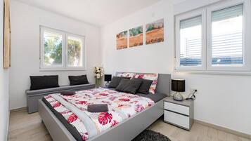 House | 3 bedrooms, individually furnished, iron/ironing board