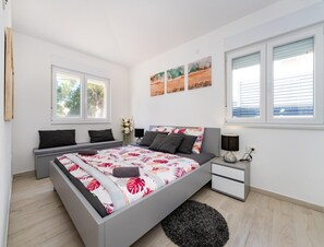 House | 3 bedrooms, individually furnished, iron/ironing board - Modern Holiday Home Near Vir Beaches (Vir)