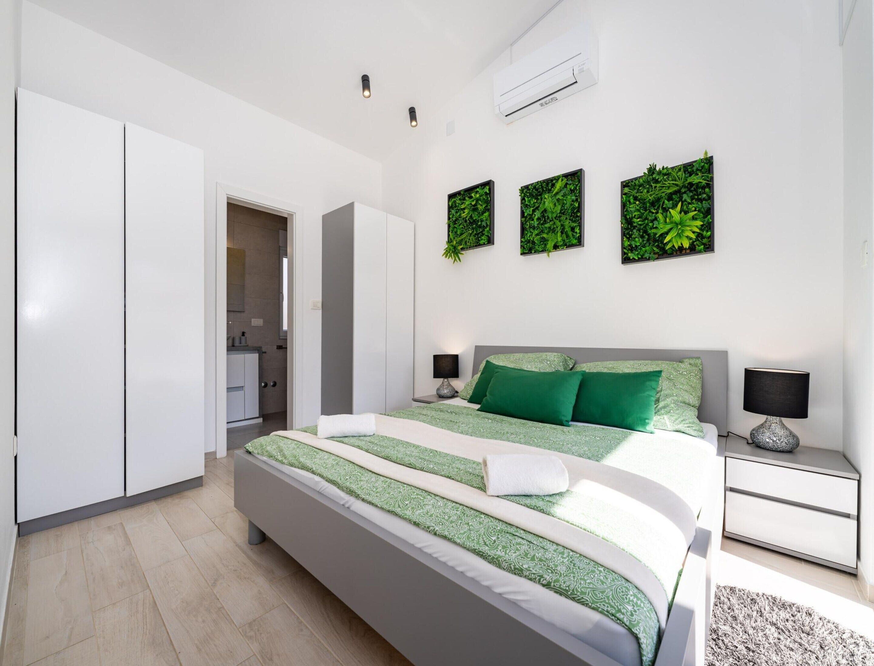 3 عدّة غرف نوم وطراز فريد لكل وحدة ومكواة/لوح كي