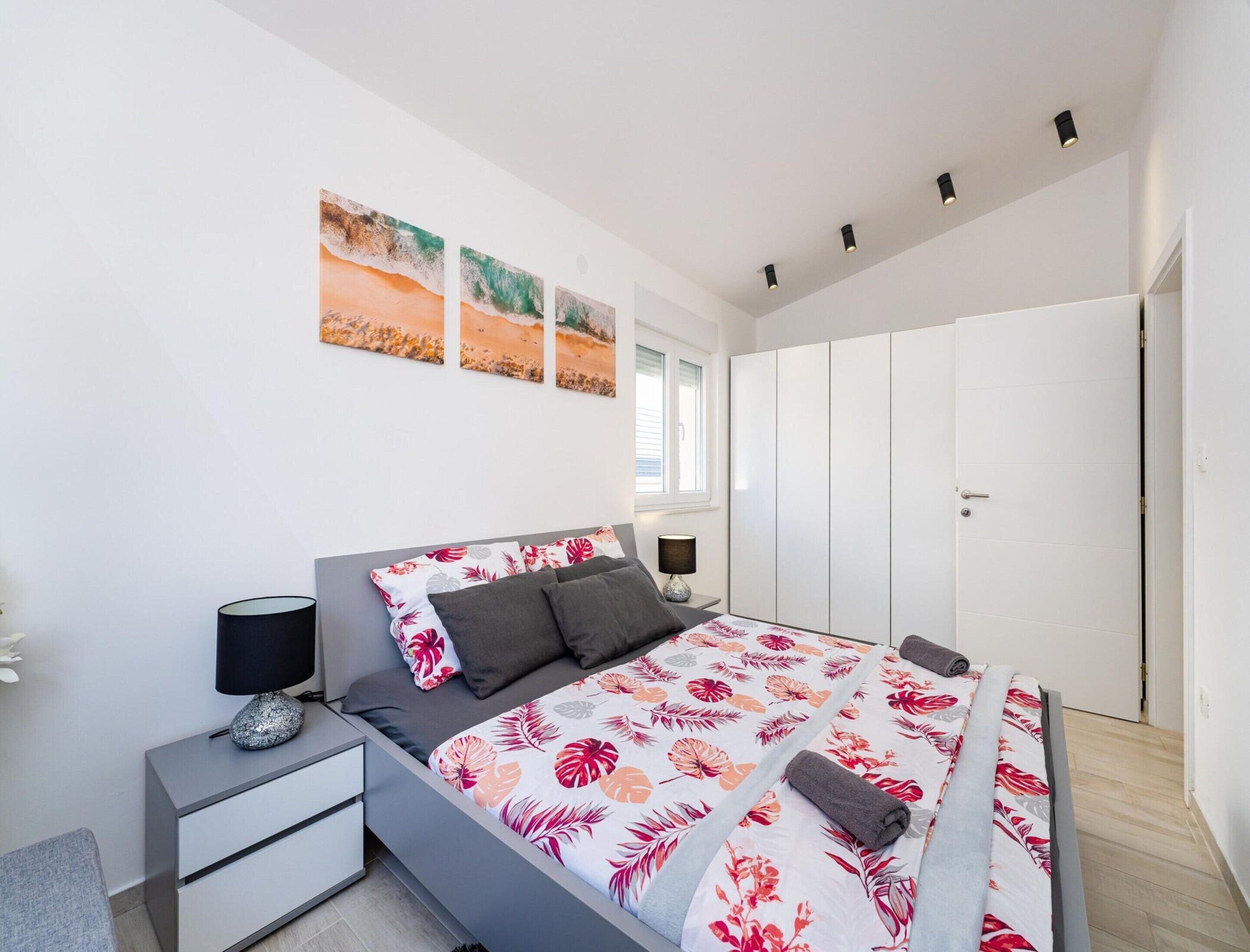 House | 3 bedrooms, individually furnished, iron/ironing board