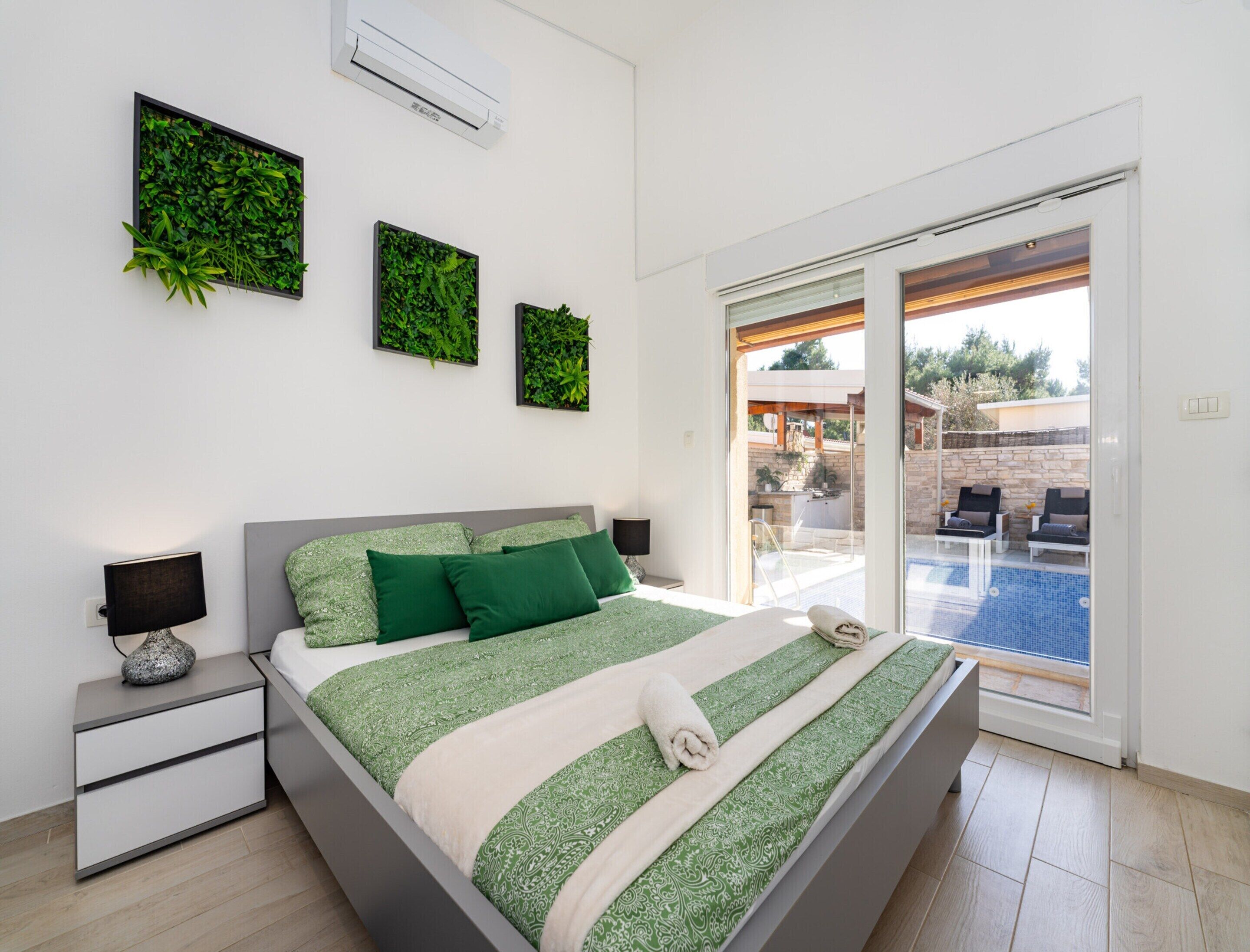 House | 3 bedrooms, individually furnished, iron/ironing board