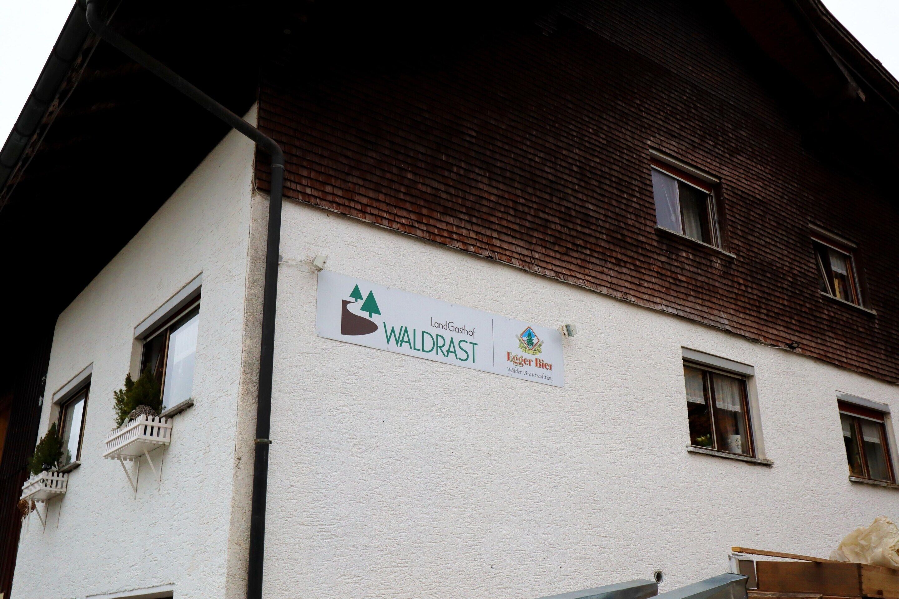 Un edificio con un letrero que dice "WALDRAST" y "Egger Bier".