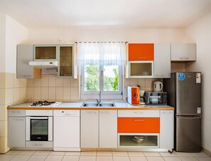 House | Private kitchen | Highchair - Villa With Infinity Pool in Kakma (Polaca)