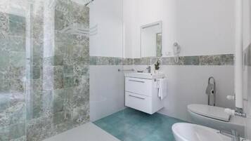 Deluxe Double Room, Balcony | Bathroom