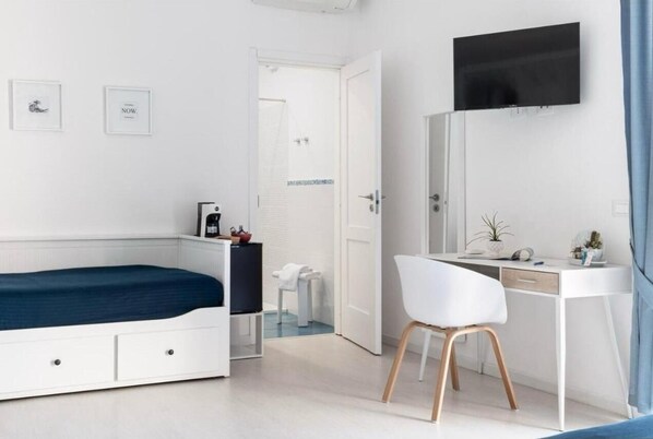 Habitación cuádruple Confort, balcón | Caja de seguridad en la habitación y insonorización 