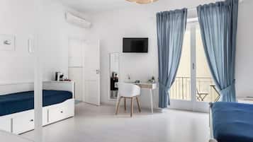 Comfort-værelse til 4 personer - balkon | Pengeskab på værelset, lydisolering, strygejern/strygebræt, gratis Wi-Fi