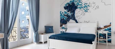 Neljän hengen comfort-huone, parveke | Tallelokero huoneessa, äänieristys, silitysrauta/-lauta, ilmainen Wi-Fi