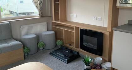 3 Bed Cabin - Sleeps 8 - Wifi, Free Parking, Pets