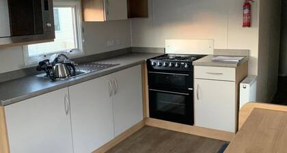 3 Bed Cabin - Sleeps 8 - Wifi, Free Parking, Pets