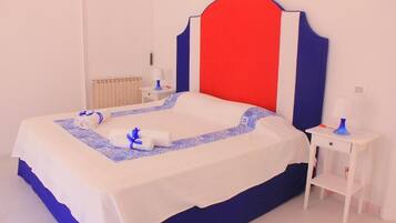 Suite, balcó, vistes a la ciutat | Caixa forta a l'habitació, escriptori i habitacions insonoritzades