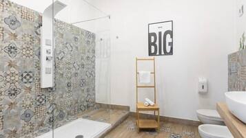 Habitació quàdruple de luxe, balcó | Bany | Dutxa, articles de tocador gratuïts, assecador de cabells i tovalloles