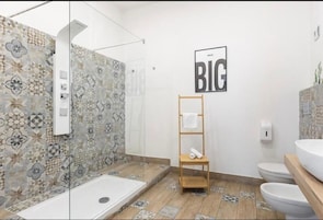 Quarto quádruplo superluxo, sacada | Banheiro | Chuveiro, secador de cabelo, toalhas de banho, sabonete