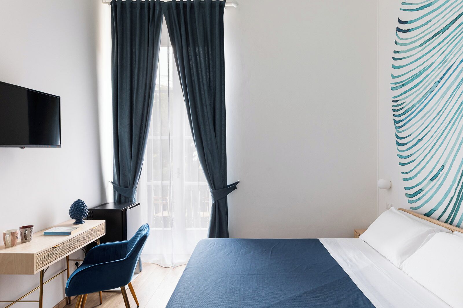 خزنة داخل الغرفة ومكتب ومساحة عمل للكمبيوتر المحمول وتجهيزات عازلة للصوت