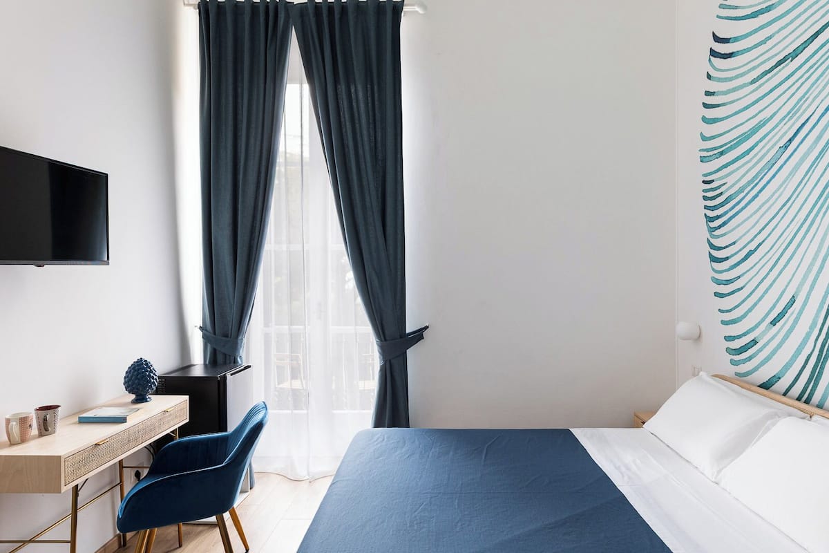 Comfort Room | In-room safe, desk, laptop workspace, soundproofing