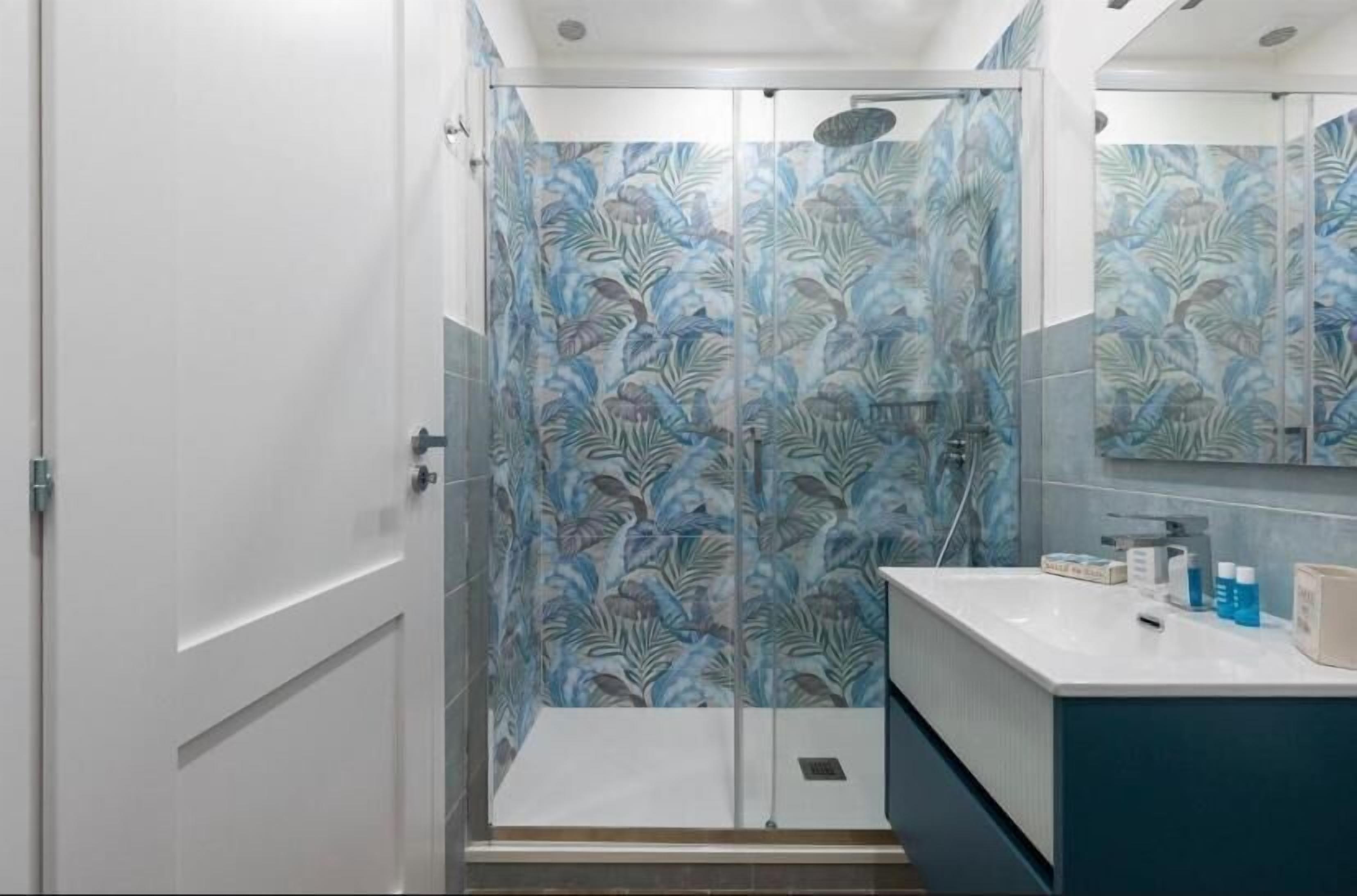 Doppia Deluxe, balcone, vista città | Bagno | Doccia, asciugacapelli, asciugamani, sapone